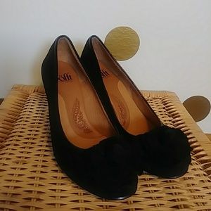 MUST GO! Sofft suede pumps with flower - NWOB